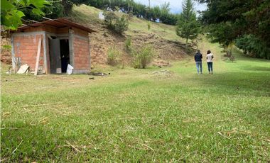 LOTE EN MAMPUESTO DE 2.494 M2 CON LICENCIA DE CONSTRUCCIÒN