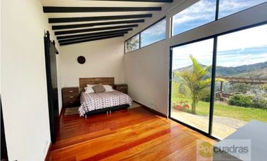 Casa Finca con 12.000 m² de lote independiente en El Retiro