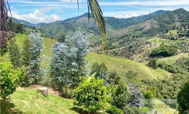 Casa Finca con 12.000 m² de lote independiente en El Retiro