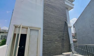 Mini Building 4 LT Semi Furnish di Depan Mall Cinere