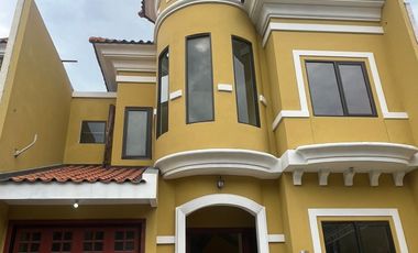 Disewakan rumah di Jemursari Regency