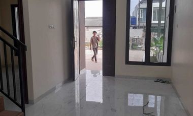 Rumah 2 lantai siap huni akses jalan utama
