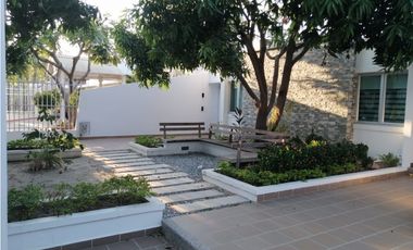 Venta de amplia casa en el Jardín Santa Marta -FV