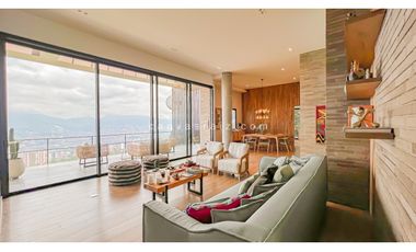 Casa en Unidad Cerrada con Piscina en El Poblado