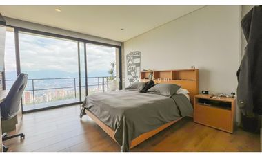 Casa en Unidad Cerrada con Piscina en El Poblado