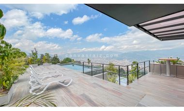 Casa en Unidad Cerrada con Piscina en El Poblado