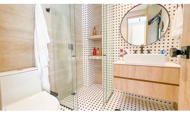 Casa en Unidad Cerrada con Piscina en El Poblado