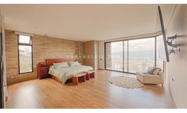 Casa en Unidad Cerrada con Piscina en El Poblado