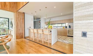 Casa en Unidad Cerrada con Piscina en El Poblado