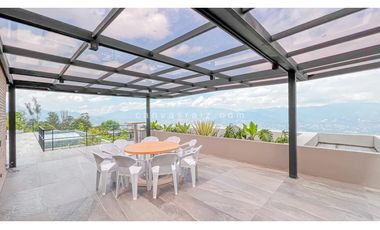 Casa en Unidad Cerrada con Piscina en El Poblado