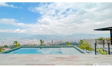 Casa en Unidad Cerrada con Piscina en El Poblado