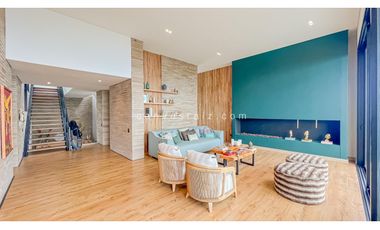 Casa en Unidad Cerrada con Piscina en El Poblado