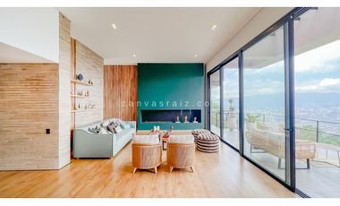 Casa en Unidad Cerrada con Piscina en El Poblado