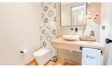 Casa en Unidad Cerrada con Piscina en El Poblado