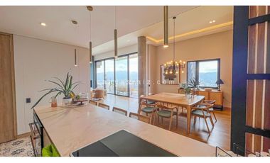 Casa en Unidad Cerrada con Piscina en El Poblado