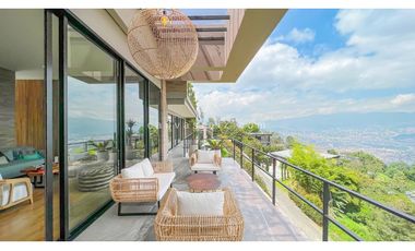 Casa en Unidad Cerrada con Piscina en El Poblado