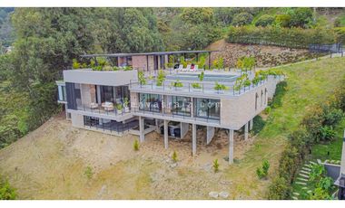 Casa en Unidad Cerrada con Piscina en El Poblado