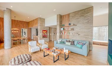 Casa en Unidad Cerrada con Piscina en El Poblado