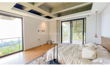 Casa en Unidad Cerrada con Piscina en El Poblado