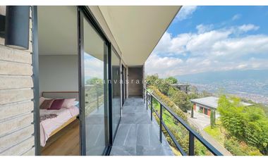 Casa en Unidad Cerrada con Piscina en El Poblado