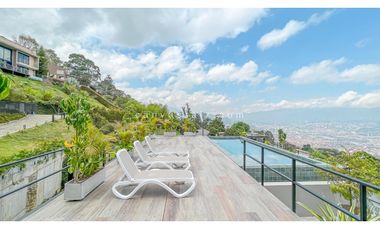 Casa en Unidad Cerrada con Piscina en El Poblado