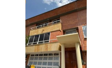 AMPLIA CASA  POBLADO SUPERIOR CON LOMA DE LOS GONZALEZ