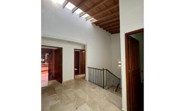 AMPLIA CASA  POBLADO SUPERIOR CON LOMA DE LOS GONZALEZ