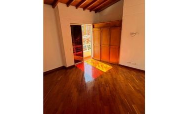 AMPLIA CASA  POBLADO SUPERIOR CON LOMA DE LOS GONZALEZ