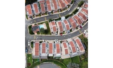 AMPLIA CASA  POBLADO SUPERIOR CON LOMA DE LOS GONZALEZ