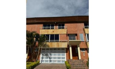 AMPLIA CASA  POBLADO SUPERIOR CON LOMA DE LOS GONZALEZ