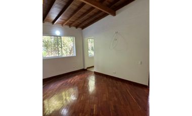 AMPLIA CASA  POBLADO SUPERIOR CON LOMA DE LOS GONZALEZ