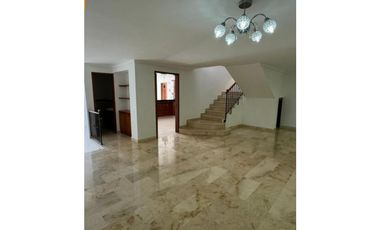 AMPLIA CASA  POBLADO SUPERIOR CON LOMA DE LOS GONZALEZ