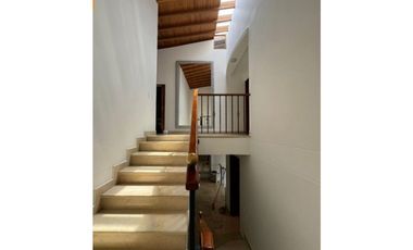 AMPLIA CASA  POBLADO SUPERIOR CON LOMA DE LOS GONZALEZ