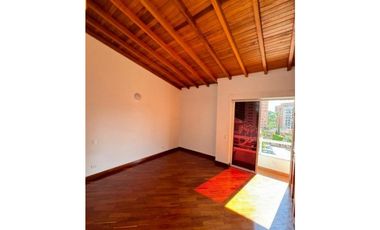 AMPLIA CASA  POBLADO SUPERIOR CON LOMA DE LOS GONZALEZ