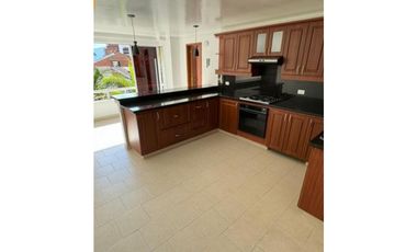 AMPLIA CASA  POBLADO SUPERIOR CON LOMA DE LOS GONZALEZ