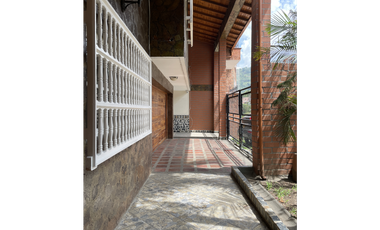 SE VENDE ESPECTACULAR CASA-LOTE EN COPACABANA (SECTOR PEDREGAL)