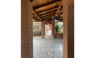 SE VENDE ESPECTACULAR CASA-LOTE EN COPACABANA (SECTOR PEDREGAL)