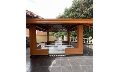 SE VENDE ESPECTACULAR CASA-LOTE EN COPACABANA (SECTOR PEDREGAL)