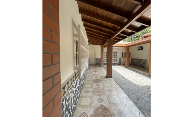 SE VENDE ESPECTACULAR CASA-LOTE EN COPACABANA (SECTOR PEDREGAL)