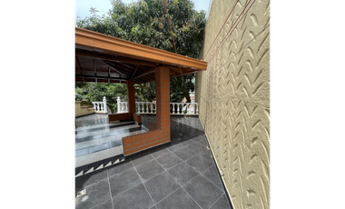 SE VENDE ESPECTACULAR CASA-LOTE EN COPACABANA (SECTOR PEDREGAL)