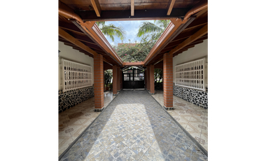 SE VENDE ESPECTACULAR CASA-LOTE EN COPACABANA (SECTOR PEDREGAL)