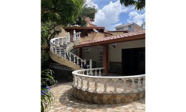 SE VENDE ESPECTACULAR CASA-LOTE EN COPACABANA (SECTOR PEDREGAL)