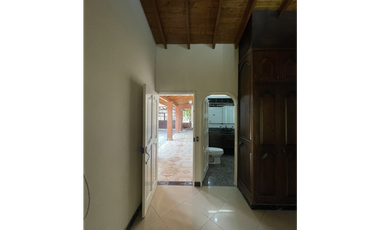 SE VENDE ESPECTACULAR CASA-LOTE EN COPACABANA (SECTOR PEDREGAL)