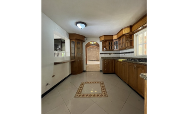 SE VENDE ESPECTACULAR CASA-LOTE EN COPACABANA (SECTOR PEDREGAL)