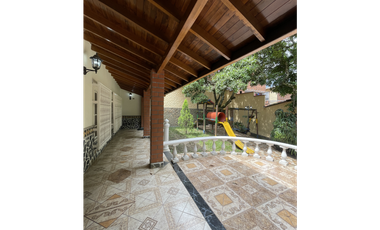 SE VENDE ESPECTACULAR CASA-LOTE EN COPACABANA (SECTOR PEDREGAL)