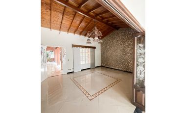 SE VENDE ESPECTACULAR CASA-LOTE EN COPACABANA (SECTOR PEDREGAL)