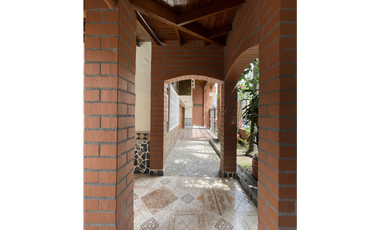 SE VENDE ESPECTACULAR CASA-LOTE EN COPACABANA (SECTOR PEDREGAL)