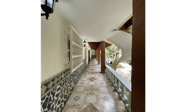 SE VENDE ESPECTACULAR CASA-LOTE EN COPACABANA (SECTOR PEDREGAL)