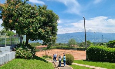 Casa Con Piscina En Condominio Miralomas De Holanda