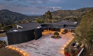 MODERNA MANSION CON VISTA DE UN SOLO NIVEL EL RETIRO